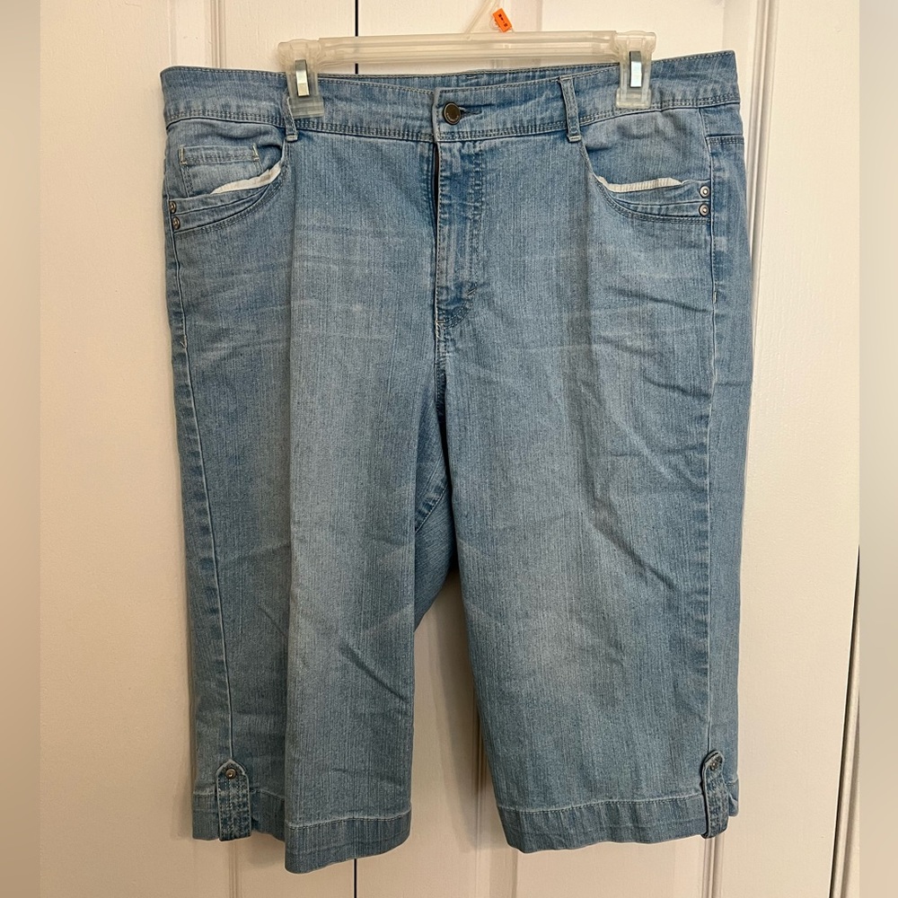 Bandolino Jean shorts light blue Size 14